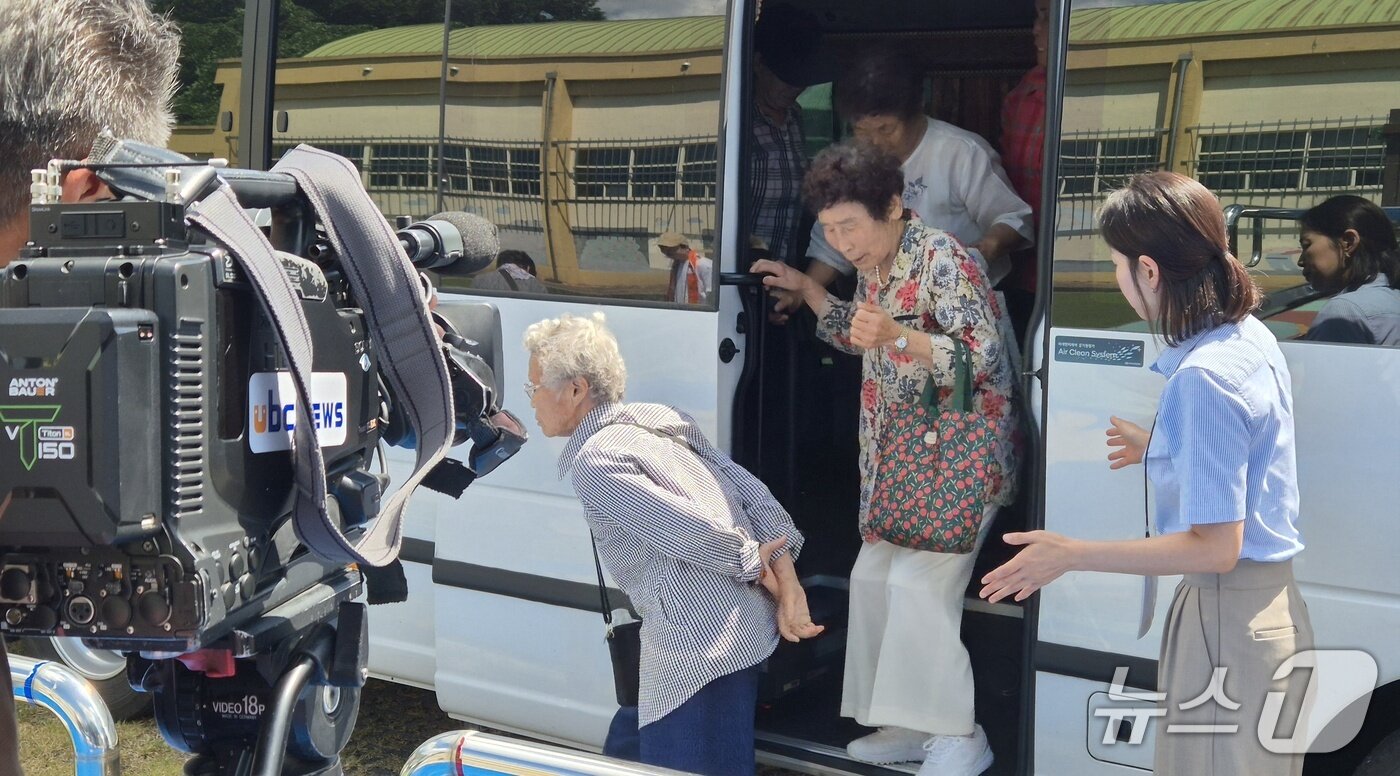 본문 이미지 - 7일 오전 울산 울주군 웅촌면 어르신이 울산농협이 마련한 '농촌 왕진버스'에서 건강 검진을 받기 위해 웅촌초등학교에 도착했다. 2026.8.7 ⓒ 뉴스1 박정현 기자