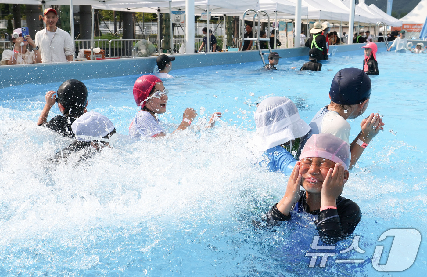 (서울=뉴스1) 이종수 기자 = 기록적인 폭염이 이어지는 7일 서울 종로구 광화문광장에 마련된 ‘2026 서울썸머비치’를 찾은 아이들이 물놀이를 하며 더위를 식히고 있다. 2026 …