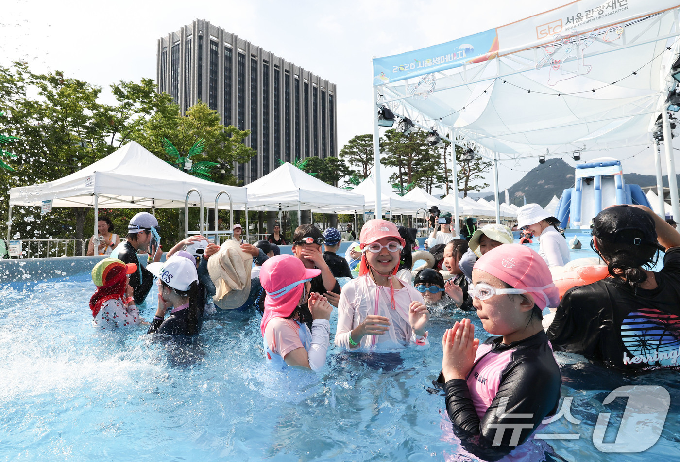 (서울=뉴스1) 이종수 기자 = 기록적인 폭염이 이어지는 7일 서울 종로구 광화문광장에 마련된 ‘2026 서울썸머비치’를 찾은 아이들이 물놀이를 하며 더위를 식히고 있다. 2026 …