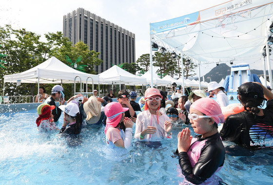 40도 꺾여도 찜통더위…주말 37도·동해안 150㎜ 폭우·내륙 소나기