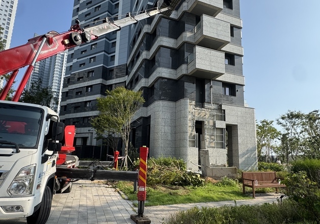 인천 송도 신축아파트서 테라스 떨어져…입주 예정자 '잔금일' 날벼락