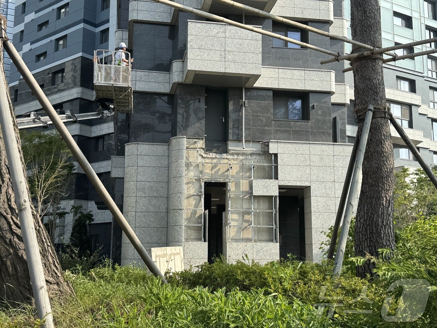 본문 이미지 - 인천 송도국제도시의 한 신축 아파트에서 외벽 테라스 구조물 일부가 떨어지는 사고가 발생했다.2026.8.7 ⓒ 뉴스1 박소영 기자
