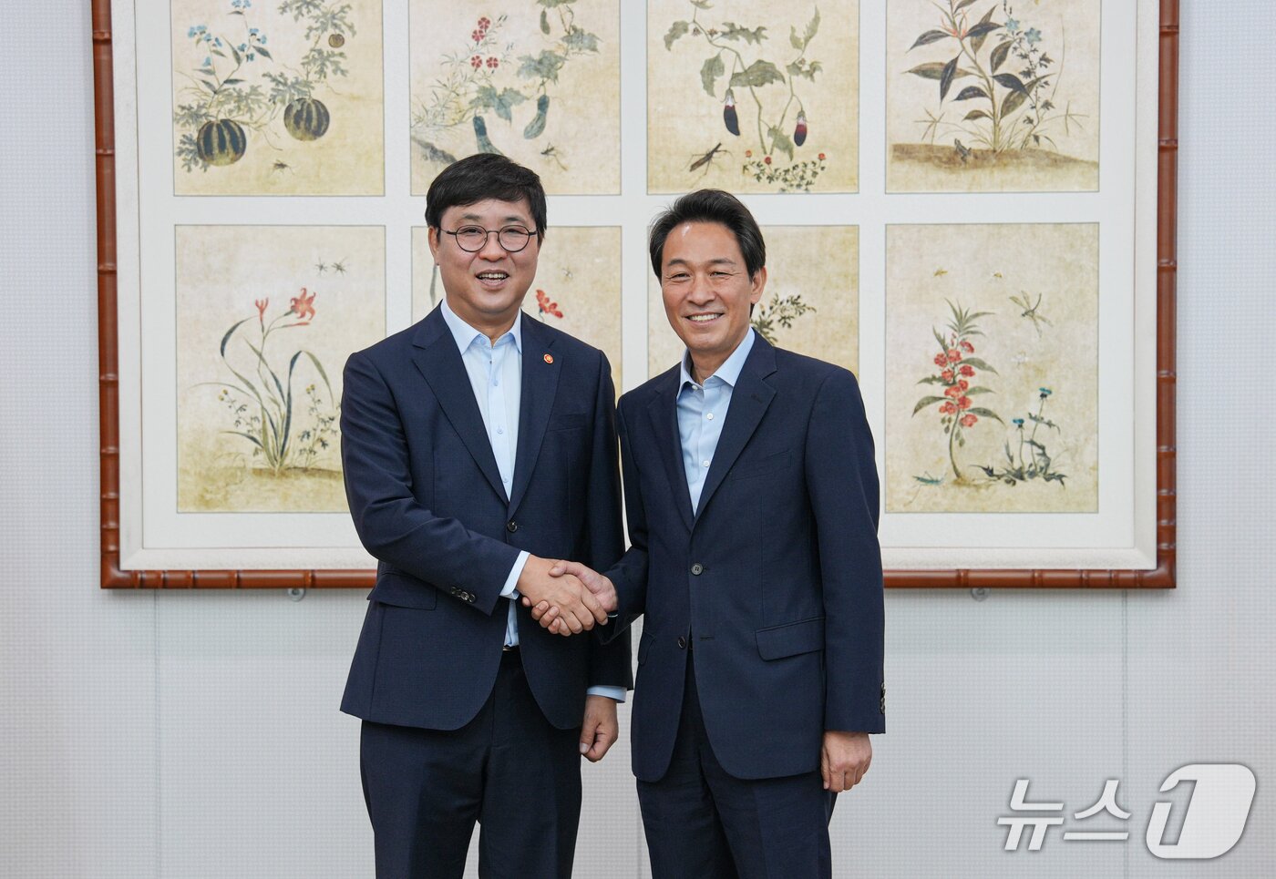 본문 이미지 - 우상호 강원도지사와 최휘영 문화체육관광부 장관은 7일 강원도청 통상상담실에서 정책간담회를 열고 도내 문화·체육 분야 주요 현안을 논의했다.(강원도 제공. 재판매 및 DB금지)/뉴스1
