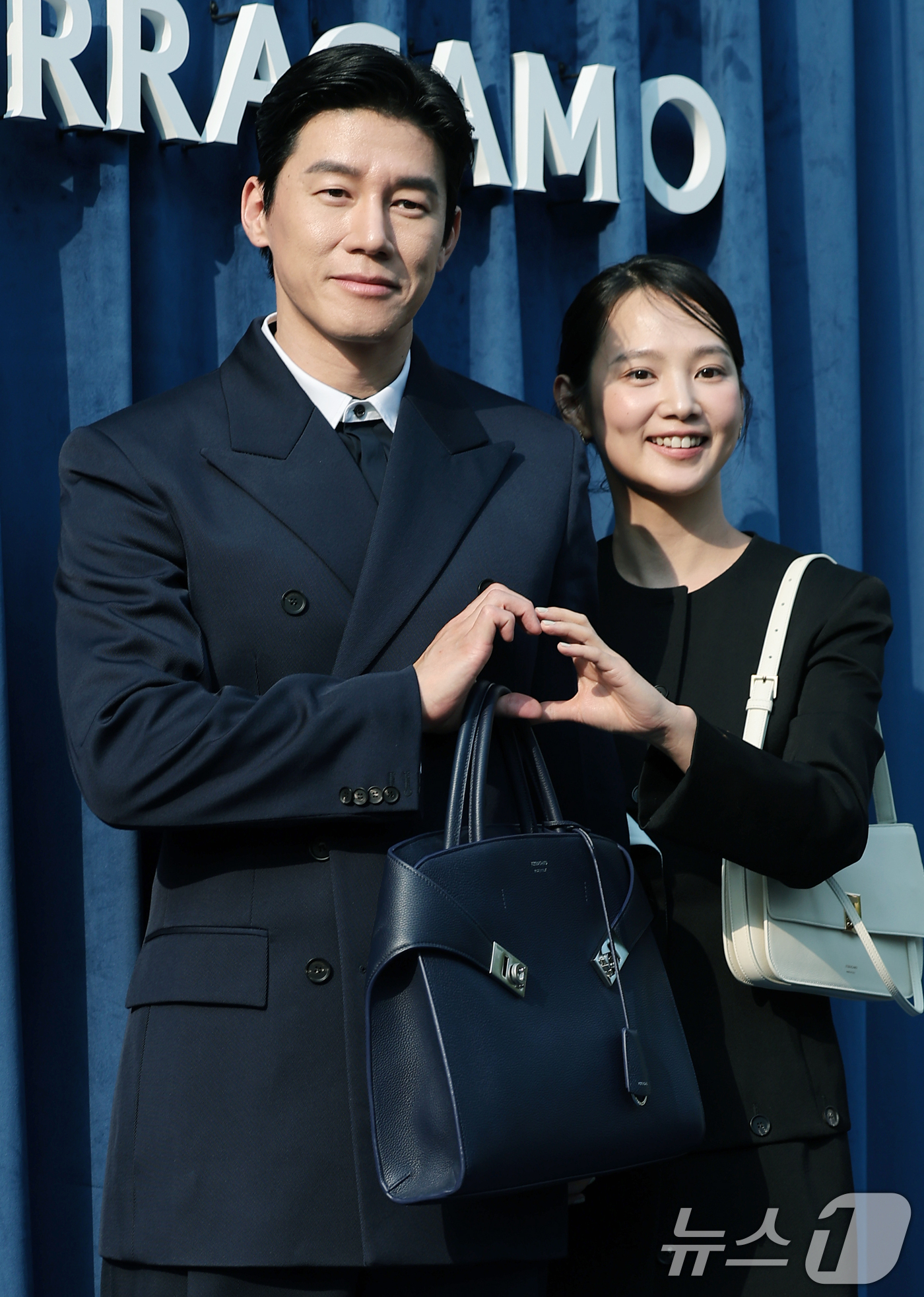 (서울=뉴스1) 권현진 기자 = 배우 김무열, 윤승아 부부가 7일 서울 강남구 페라가모 플래그십 스토어에서 열린 이탈리아 브랜드 페라가모의 카라 백 출시 기념 행사에서 포즈를 취하 …