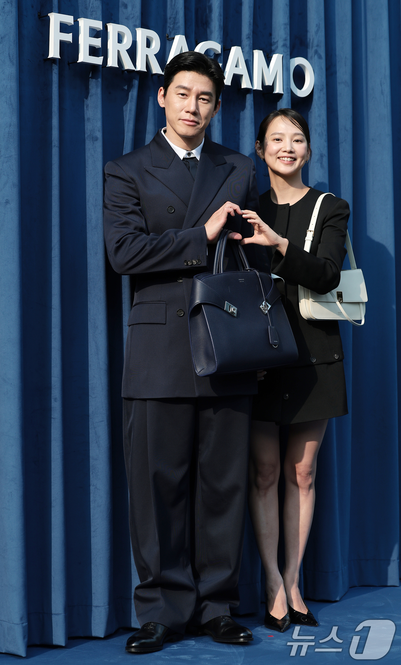 (서울=뉴스1) 권현진 기자 = 배우 김무열, 윤승아 부부가 7일 서울 강남구 페라가모 플래그십 스토어에서 열린 이탈리아 브랜드 페라가모의 카라 백 출시 기념 행사에서 포즈를 취하 …