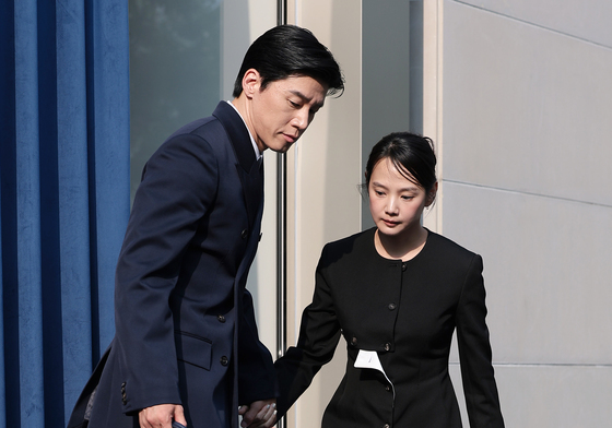 '참교육' 김무열, 아내 챙기는 다정한 남편