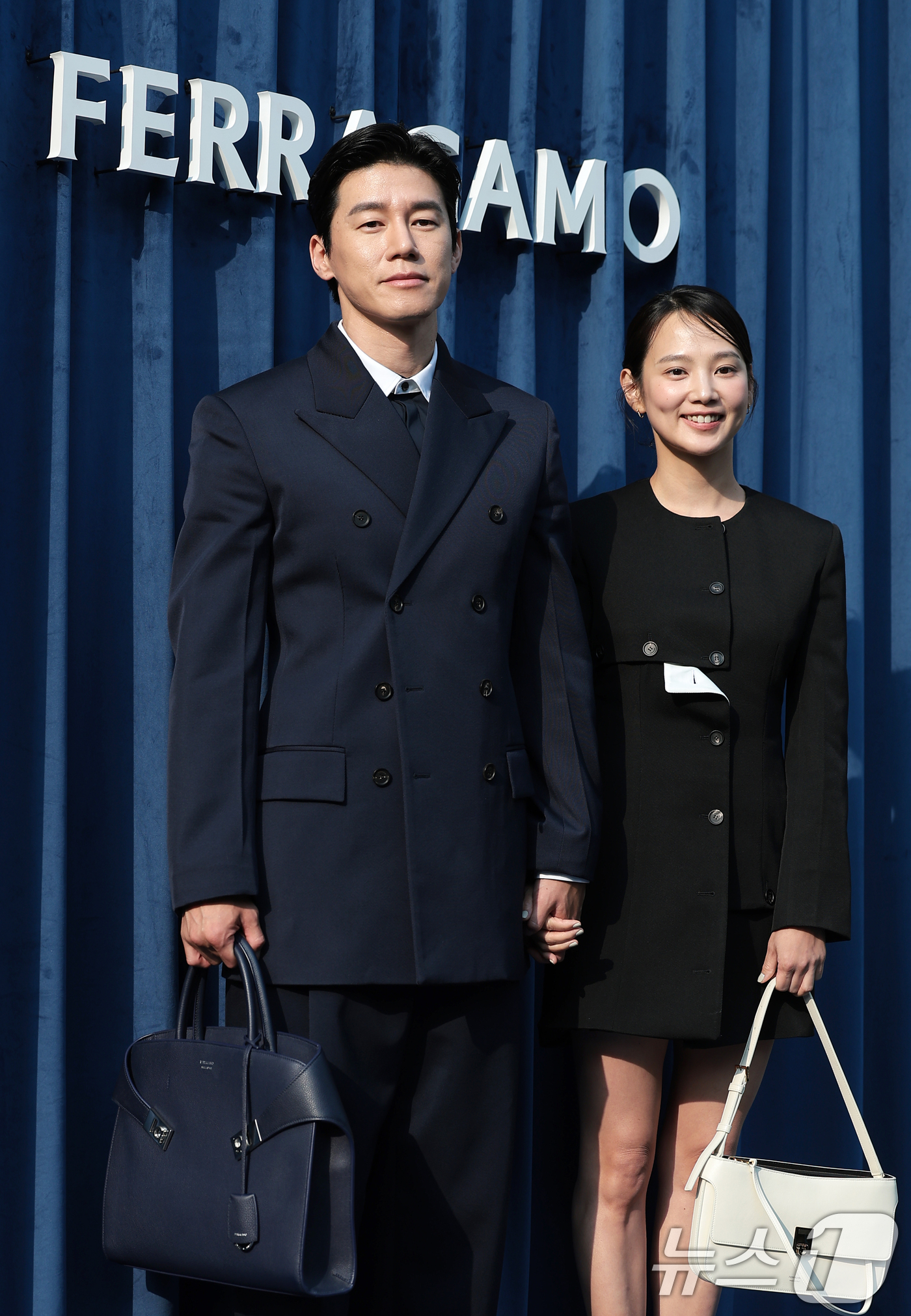 (서울=뉴스1) 권현진 기자 = 배우 김무열, 윤승아 부부가 7일 서울 강남구 페라가모 플래그십 스토어에서 열린 이탈리아 브랜드 페라가모의 카라 백 출시 기념 행사에 참석해 포즈를 …