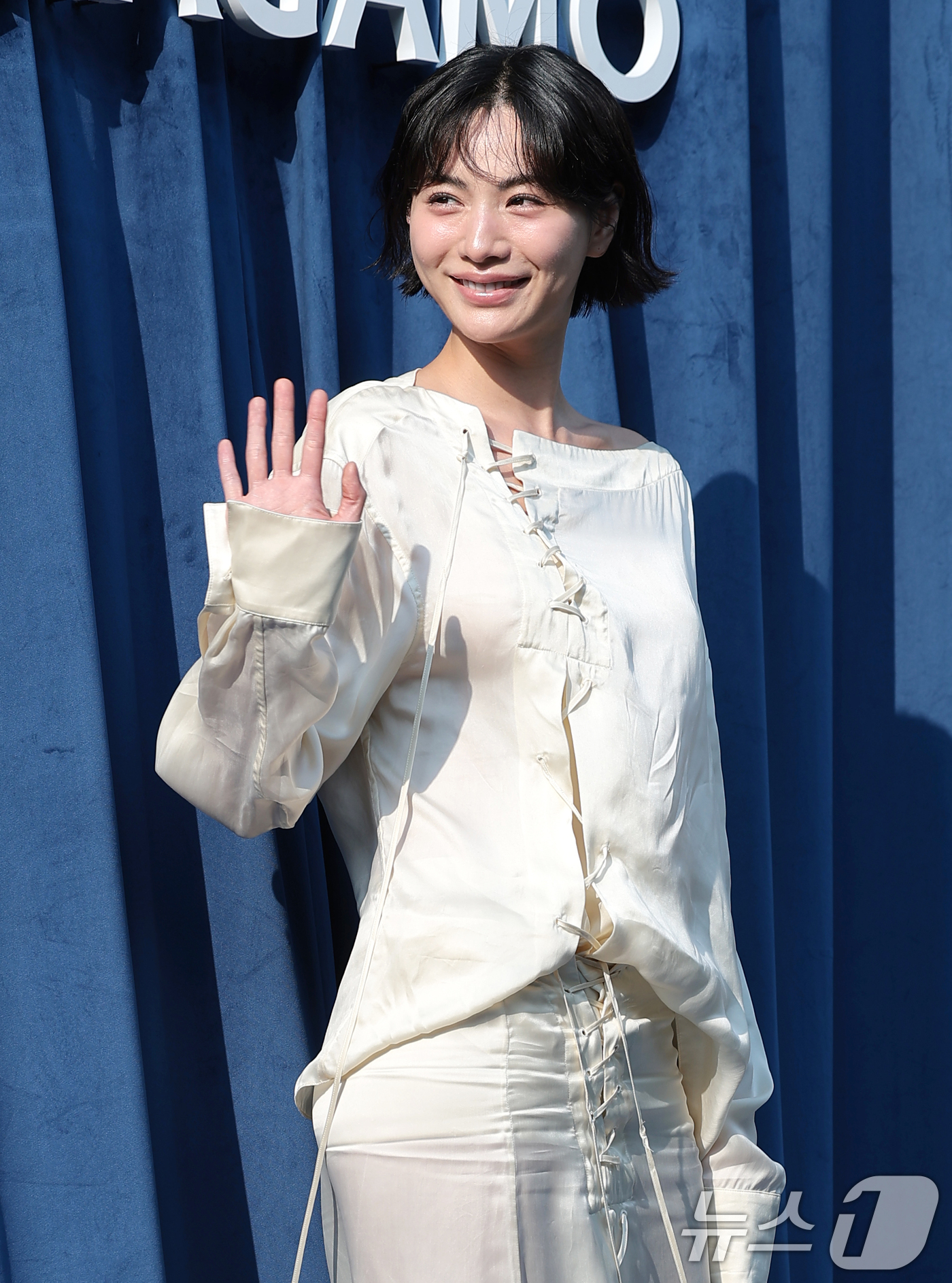 (서울=뉴스1) 권현진 기자 = 배우 나나가 7일 서울 강남구 페라가모 플래그십 스토어에서 열린 이탈리아 브랜드 페라가모의 카라 백 출시 기념 행사에서 포즈를 취하고 있다. 202 …