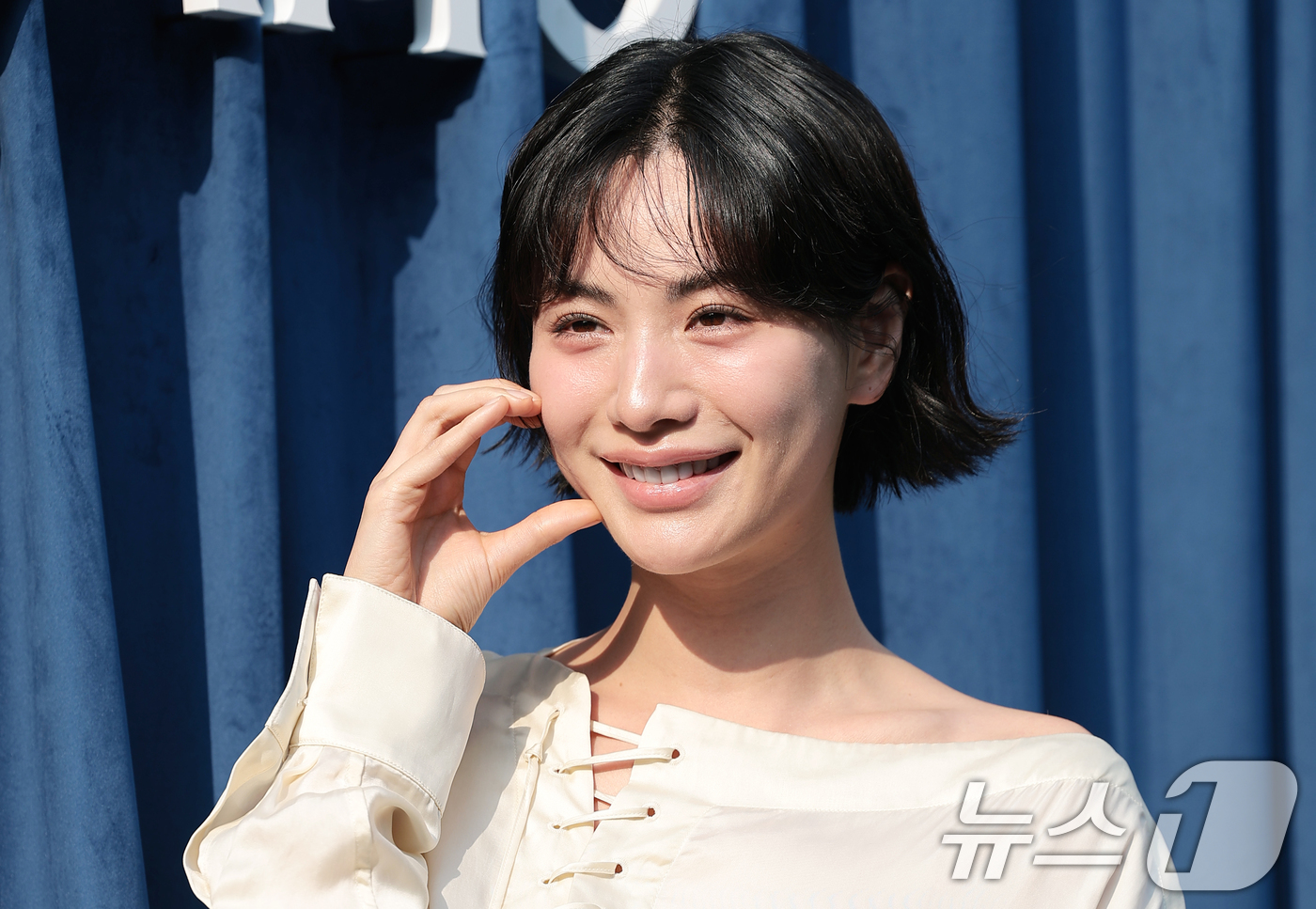(서울=뉴스1) 권현진 기자 = 배우 나나가 7일 서울 강남구 페라가모 플래그십 스토어에서 열린 이탈리아 브랜드 페라가모의 카라 백 출시 기념 행사에서 포즈를 취하고 있다. 202 …
