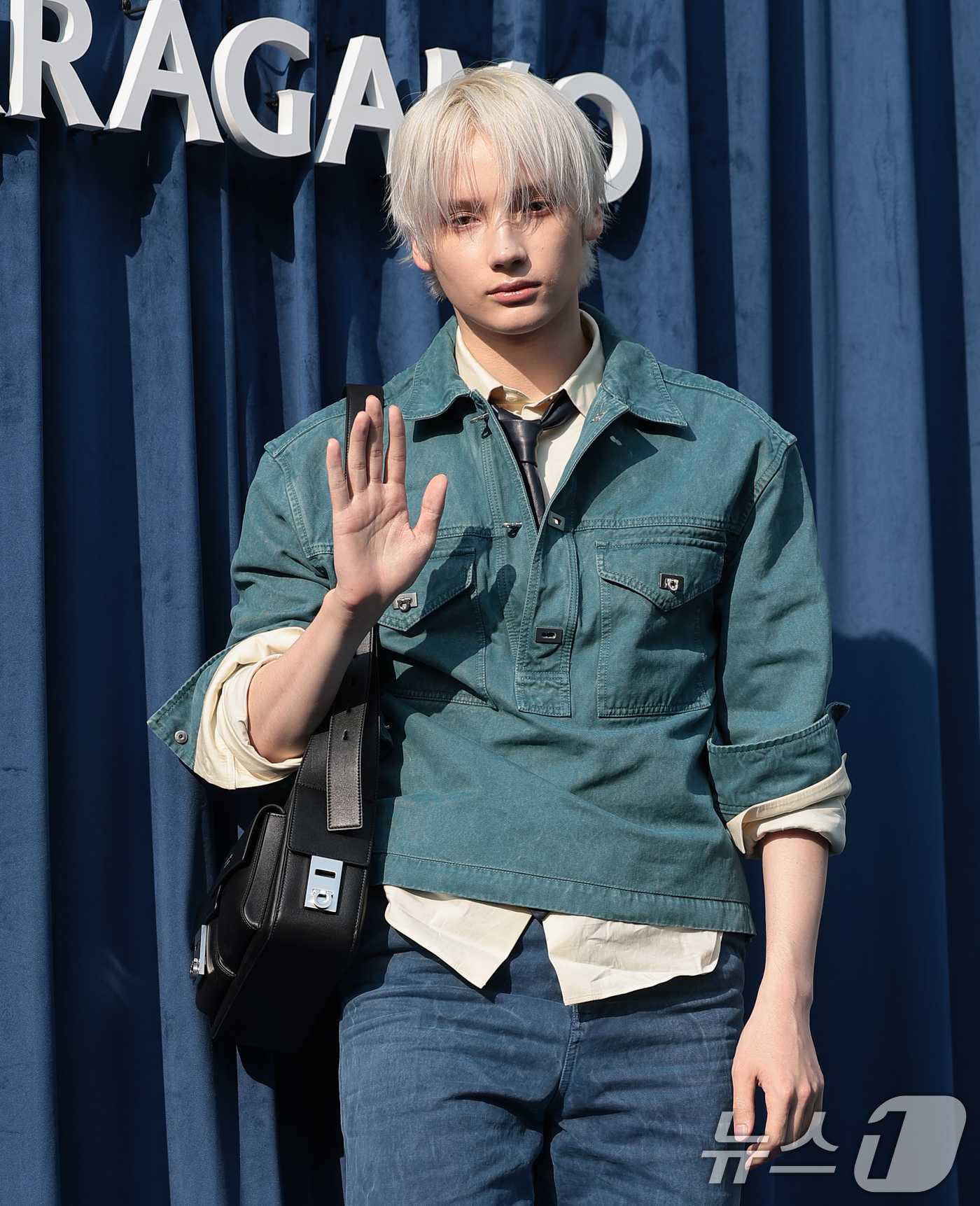 (서울=뉴스1) 권현진 기자 = 투모로우바이투게더(TXT) 휴닝카이가 7일 서울 강남구 페라가모 플래그십 스토어에서 열린 이탈리아 브랜드 페라가모의 카라 백 출시 기념 행사에서 포 …