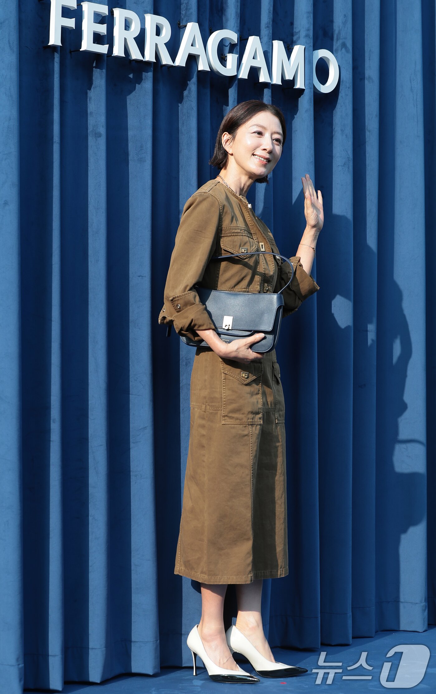 김희애, 우아한 손 인사