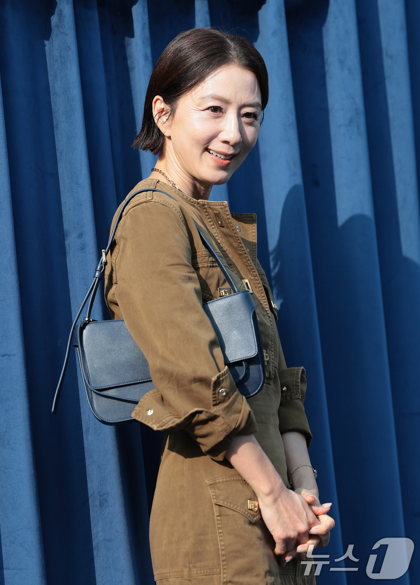 (서울=뉴스1) 권현진 기자 = 배우 김희애가 7일 서울 강남구 페라가모 플래그십 스토어에서 열린 이탈리아 브랜드 페라가모의 카라 백 출시 기념 행사에서 포즈를 취하고 있다. 20 …