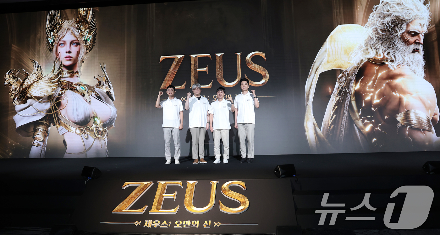 (서울=뉴스1) 권현진 기자 = 김정훈 컴투스 사업본부장(왼쪽부터)과 정성훈 에이버튼 디렉터, 남재관 컴투스 대표이사, 김대훤 에이버튼 대표가 7일 서울 종로구 JW 메리어트 동대 …