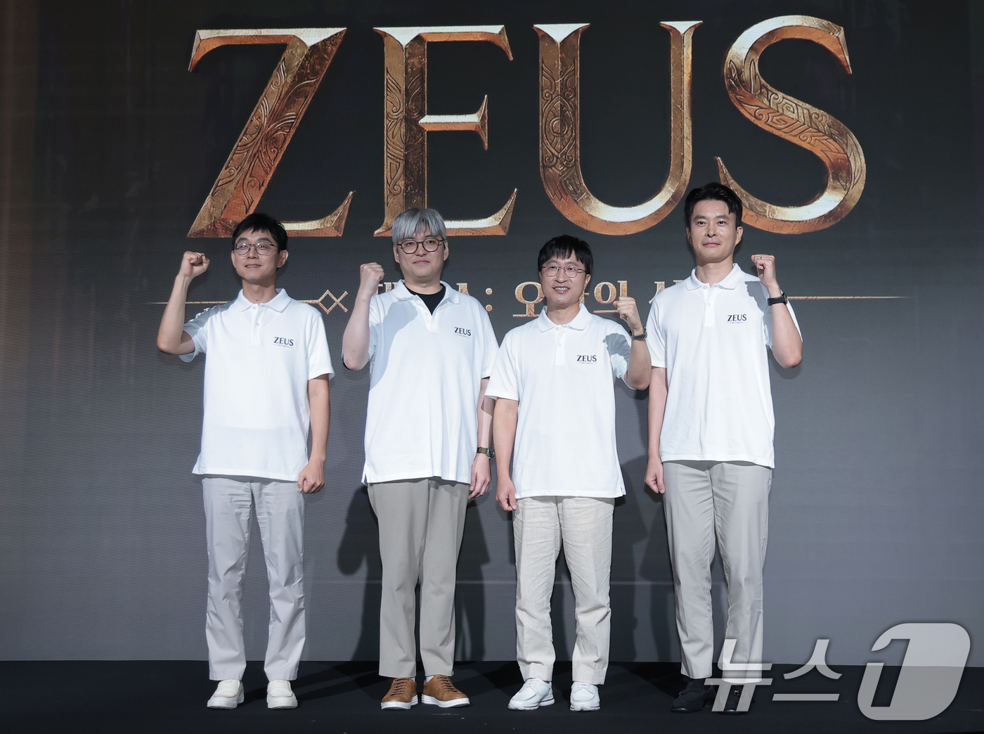 (서울=뉴스1) 권현진 기자 = 김정훈 컴투스 사업본부장(왼쪽부터)과 정성훈 에이버튼 디렉터, 남재관 컴투스 대표이사, 김대훤 에이버튼 대표가 7일 서울 종로구 JW 메리어트 동대 …