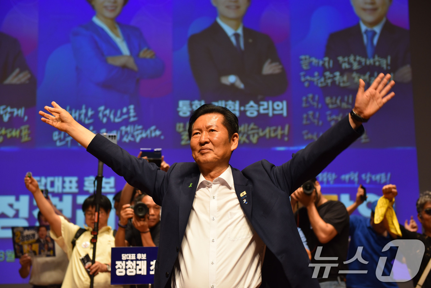 (순천=뉴스1) 김성준 기자 = 더불어민주당 당권 주자인 정청래 의원이 7일 특별강연을 위해 전남광주 순천대학교를 방문해 지지자들에게 인사하고 있다.  2026.8.7/뉴스1