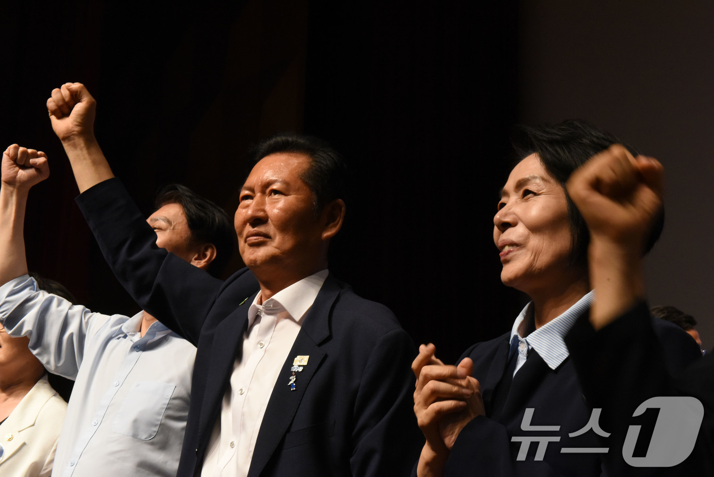 (순천=뉴스1) 김성준 기자 = 더불어민주당 당권 주자인 정청래 의원이 7일 특별강연을 위해 전남광주 순천대학교를 방문해 지지자들의 연호에 맞춰 팔을 흔들고 있다.  2026.8. …