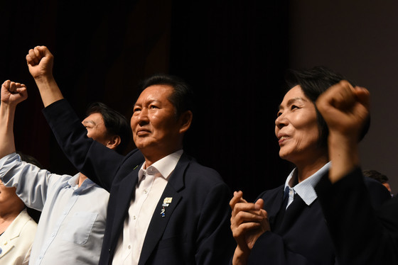 연호에 맞춰 팔 흔드는 정청래