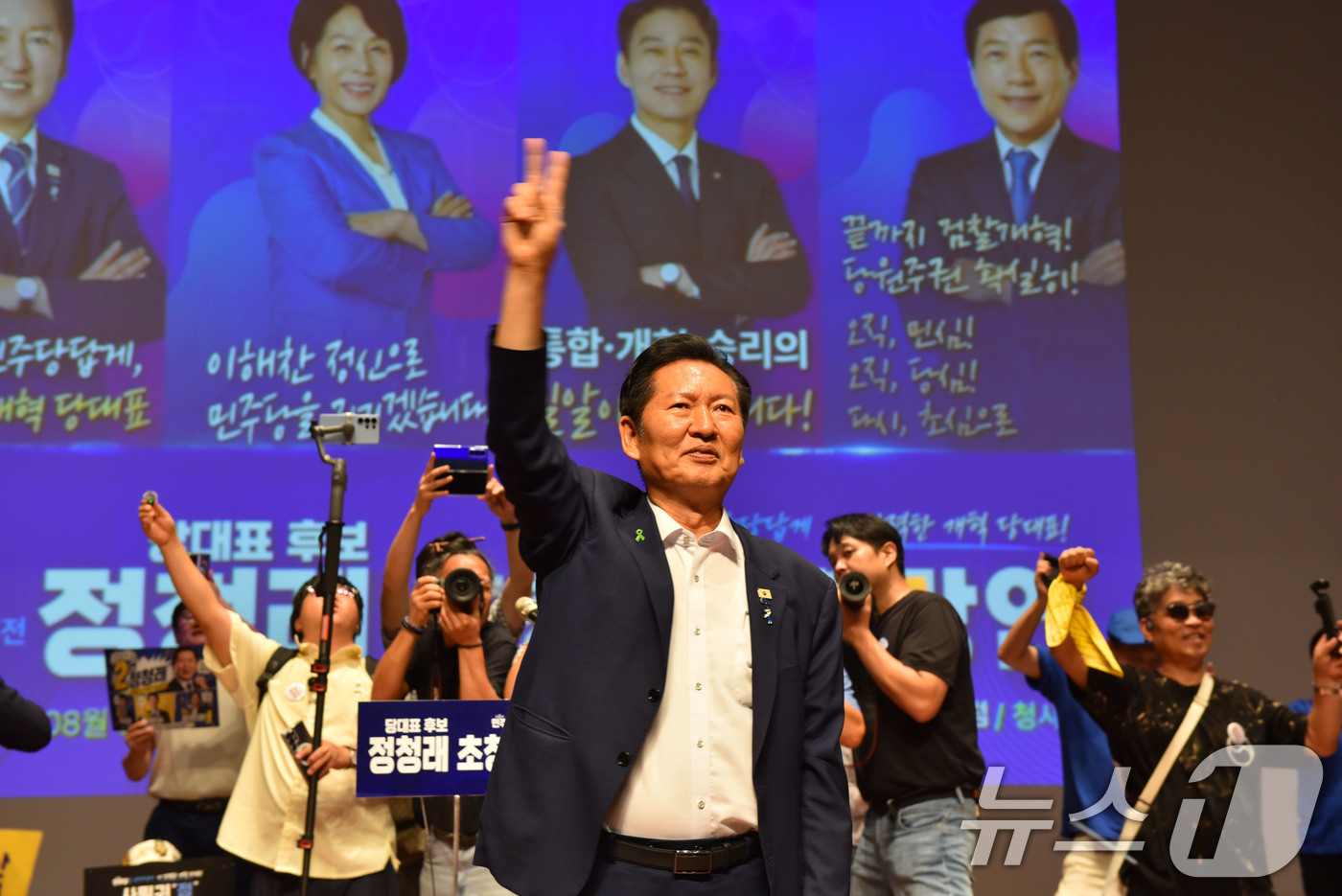 (순천=뉴스1) 김성준 기자 = 더불어민주당 당권 주자인 정청래 의원이 7일 특별강연을 위해 전남광주 순천대학교를 방문해 지지자들에게 손가락으로 2를 만들어 펴보이고 있다.  20 …