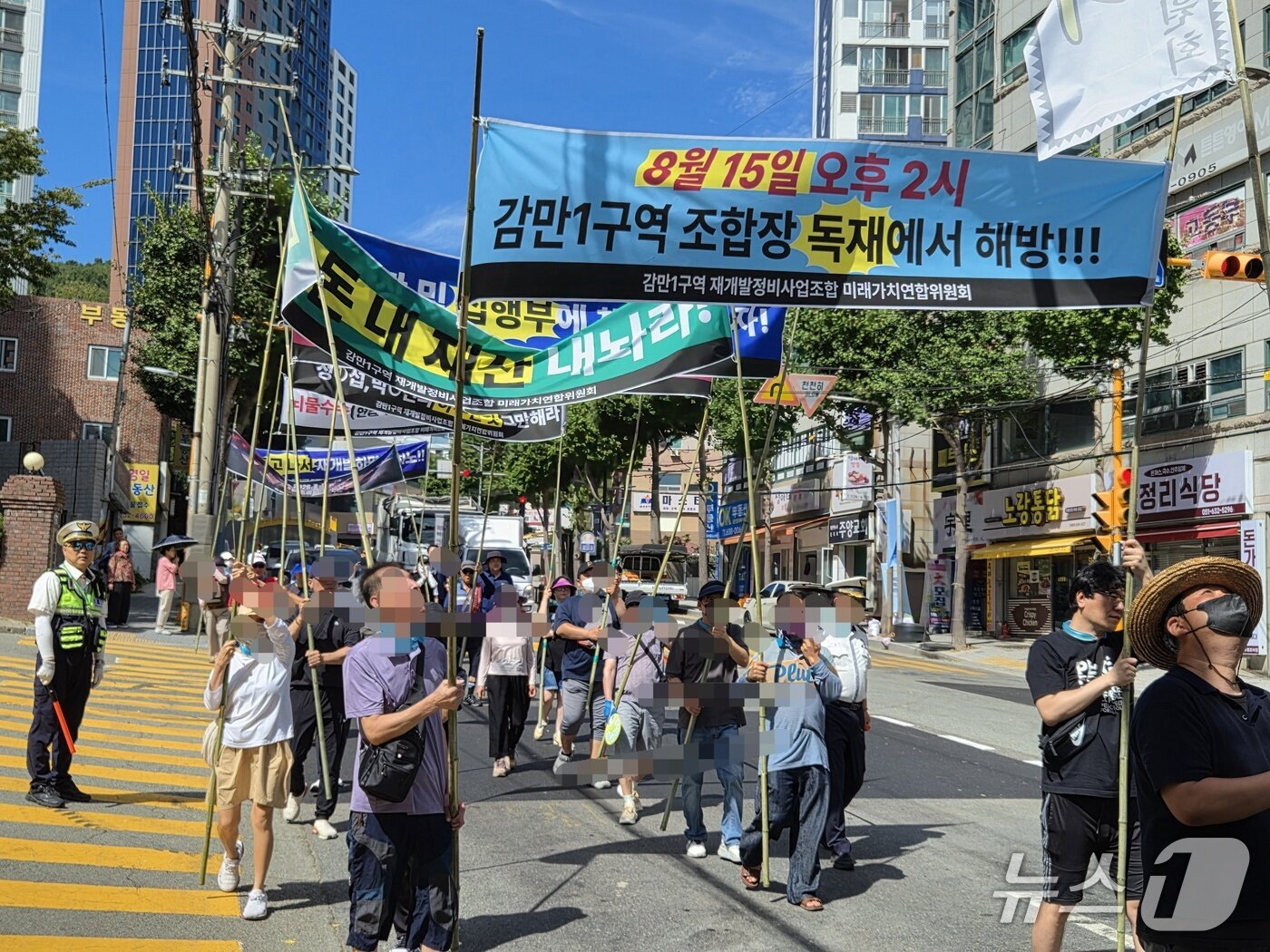 본문 이미지 - 부산 남구 감만1구역 비대위 측 조합원들이 7일 "수사기관 늑장 수사 규탄·조합장 해임하라"라며 '상여 집회'를 하고 있다. 2026.8.7/뉴스1 ⓒ News1 임순택 기자