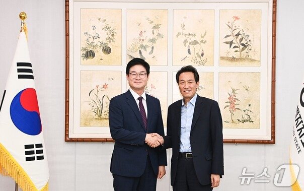 본문 이미지 - 구자열 강원 원주시장이 7일 강원특별자치도청에서 우상호 지사와 만나 주요 현안 사업에 대해 논의했다. (원주시 제공. 재판매 및 DB금지) 2026.8.7/뉴스1