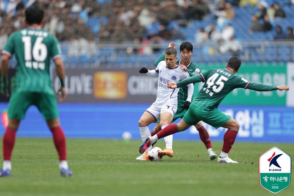 본문 이미지 - 대전을 상대하는 안양 마테우스(한국프로축구연맹 제공) 