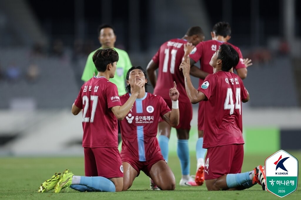 본문 이미지 - 득점 후 기뻐하는 김보섭(왼쪽)(한국프로축구연맹 제공) 