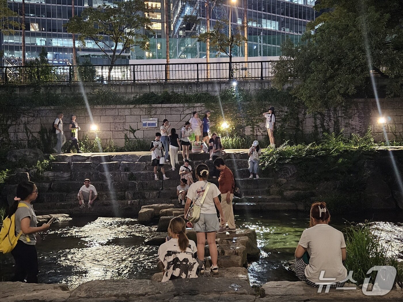 본문 이미지 - 기록적 폭염이 이어진 7일 오후 8시쯤 서울 중구 청계천에서 시민들이 더위를 피하고 다. ⓒ 뉴스1 유채연 기자