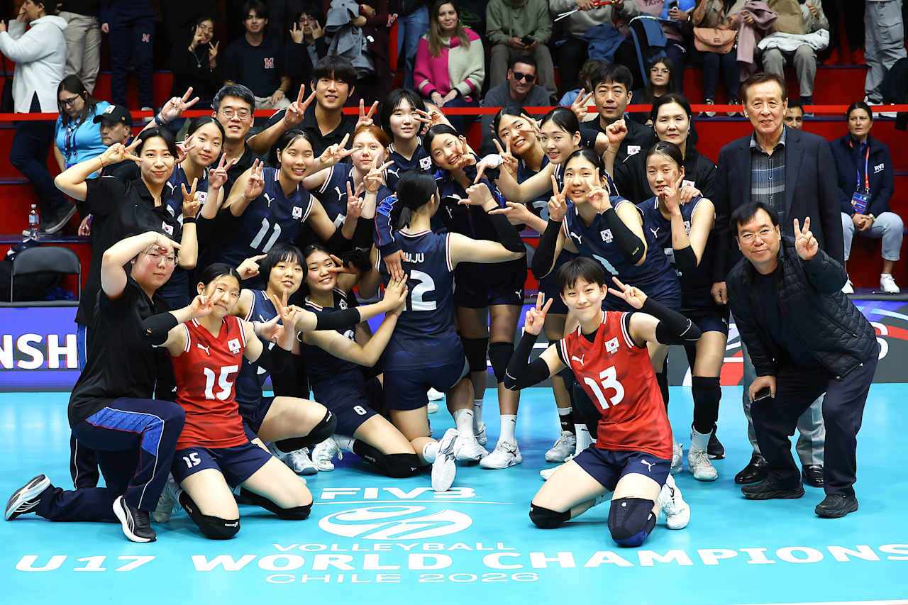 본문 이미지 - 17세 이하 여자배구대표팀 선수들이 8일(한국시간) 칠레 로스안데스에서 열린 2026 국제배구연맹(FIVB) U17 여자세계선수권대회 조별리그 D조 2차전 대만과 경기에서 승리한 뒤 기념사진을 찍고 있다. (FIVB 홈페이지 캡처 )