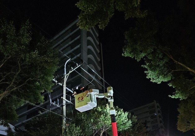 "차 에어컨 켜고 버텨"…폭염 속 아파트 곳곳 정전에 주민 불편(종합)