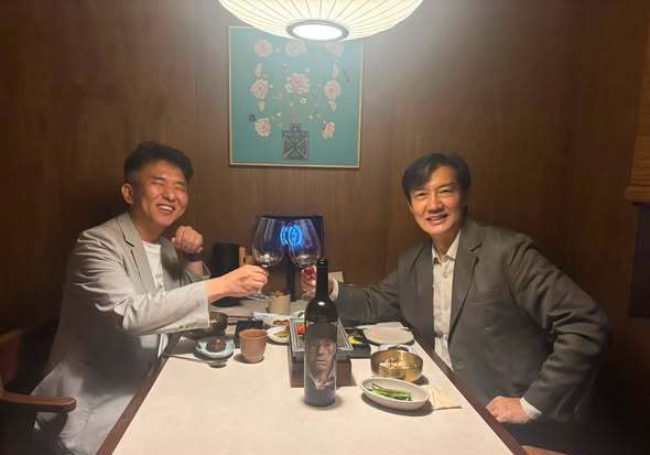 와인 숨겼다 오해 받았던 조국, 이번엔 "국회에서 산 와인 마셨다" 인증 샷