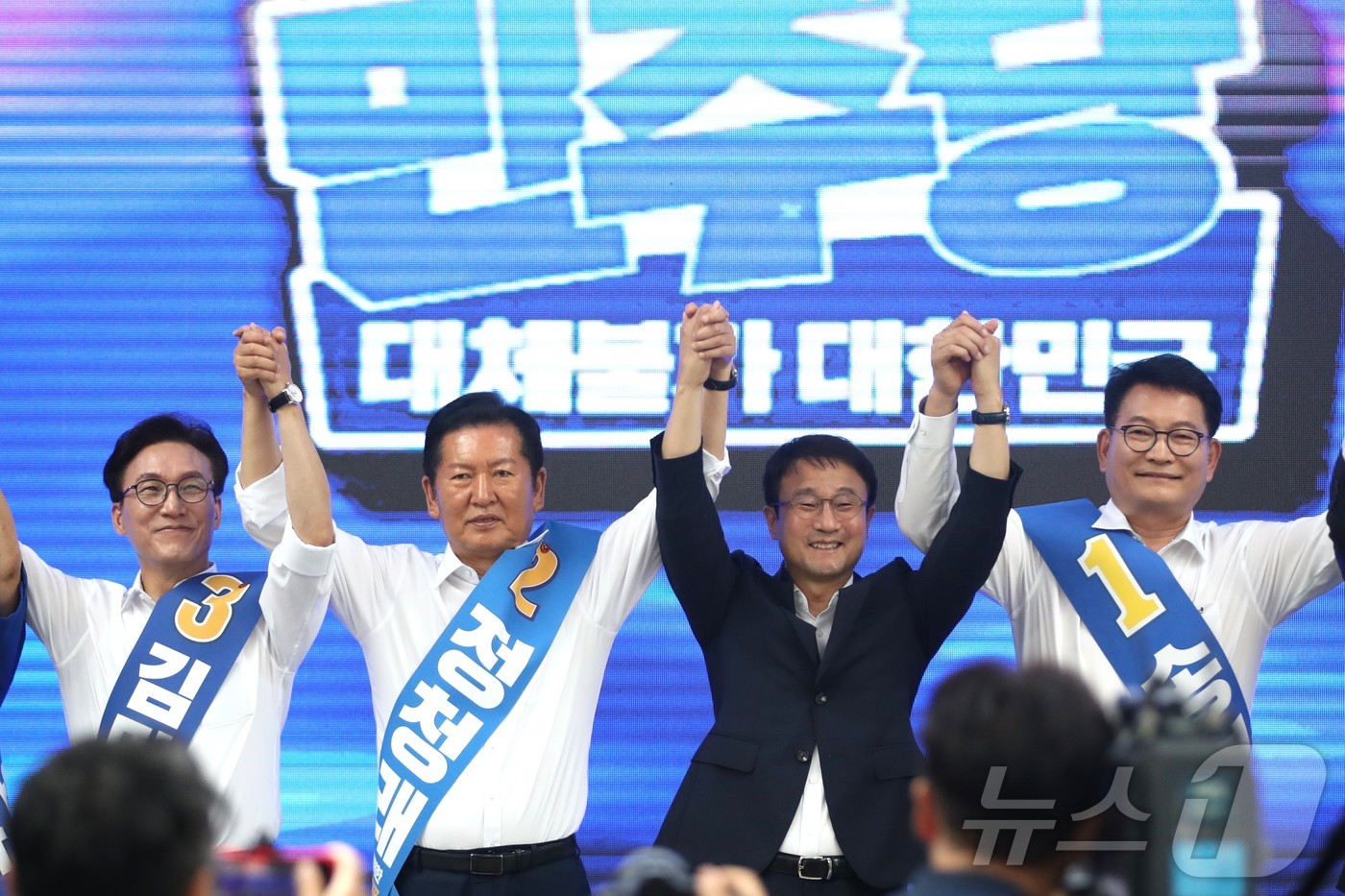 (제주=뉴스1) 강승남 기자 = 8일 제주시 헤리티크 제주에서 열린 더불어민주당 제3차 정기전국당원대회 당대표·최고위원 후보자 제주 합동연설회에서 당대표 후보들이 기념촬영을 하고 …