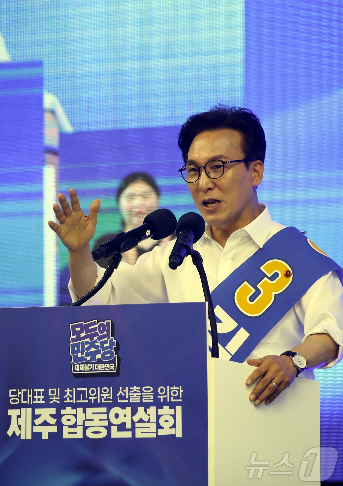 (제주=뉴스1) 강승남 기자 = 8일 제주시 헤리티크 제주에서 열린 더불어민주당 제3차 정기전국당원대회 당대표·최고위원 후보자 제주 합동연설회에서 김민석 당대표 후보가 정견발표를 …