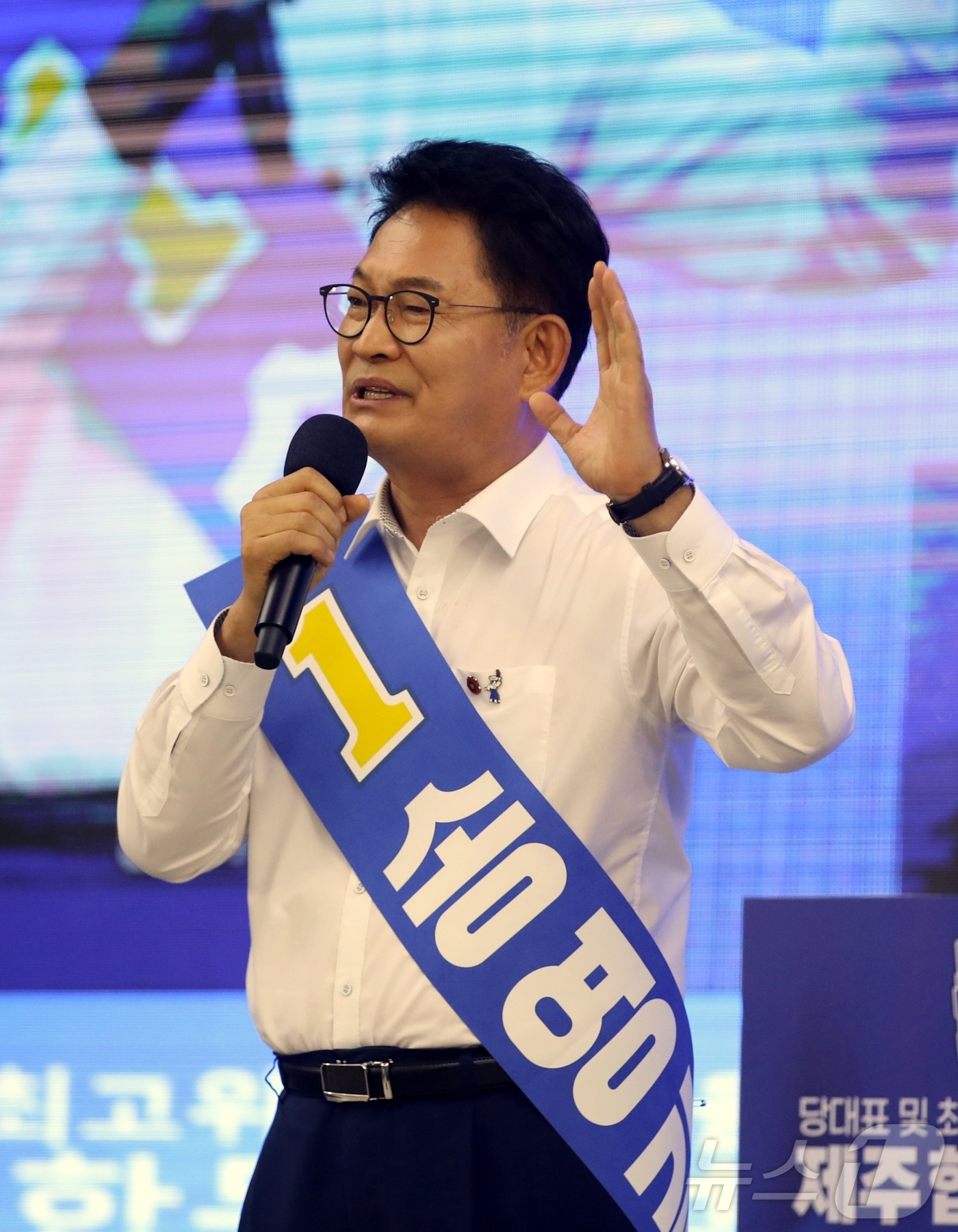 (제주=뉴스1) 강승남 기자 = 8일 제주시 헤리티크 제주에서 열린 더불어민주당 제3차 정기전국당원대회 당대표·최고위원 후보자 제주 합동연설회에서 송영길 당대표 후보가 정견발표를 …