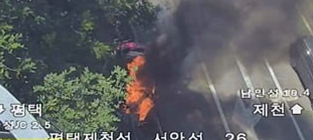 평택제천선 달리던 승용차 가드레일 충격 후 화재…60대 운전자 이송