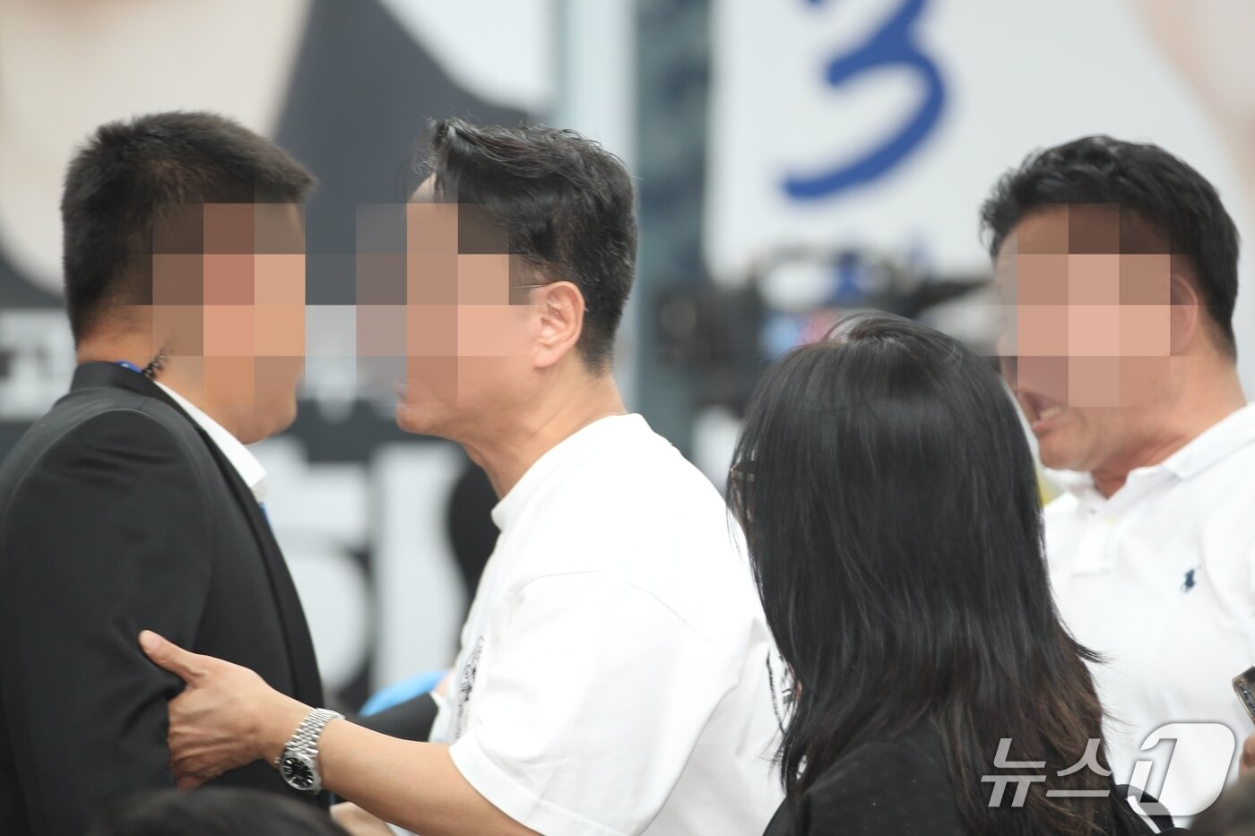 본문 이미지 - 8일 제주시 오등동 헤리티크 제주에서 열린 더불어민주당 당대표 및 최고위원 후보자 제주합동연설회에서 후보를 연호하는 당원과 이를 제지하는 진행요원과 실랑이가 벌어지고 있다. 2026.8.8 / ⓒ 뉴스1 강승남 기자