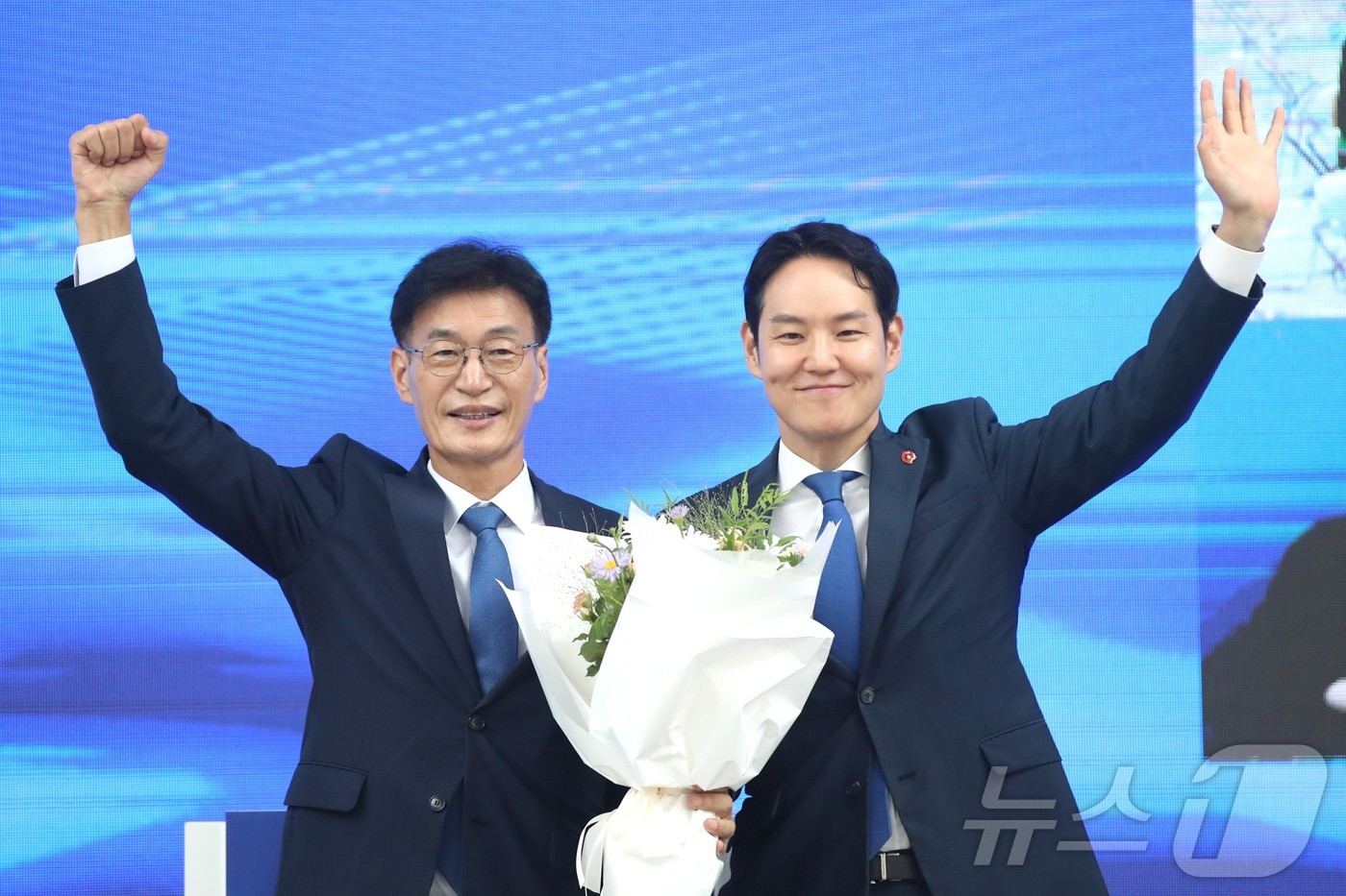 (제주=뉴스1) 강승남 기자 = 8일 제주시 오등동 헤리티크 제주에서 열린 더불어민주당 제주도당 당원대회에서 문대림 국회의원(왼쪽)이 당선 후 김한규 국회의원(전 위원장)과 기념촬 …