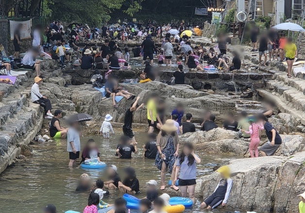 입추 무색한 무더위에 '물 반 사람 반'…계곡·물놀이장 인산인해