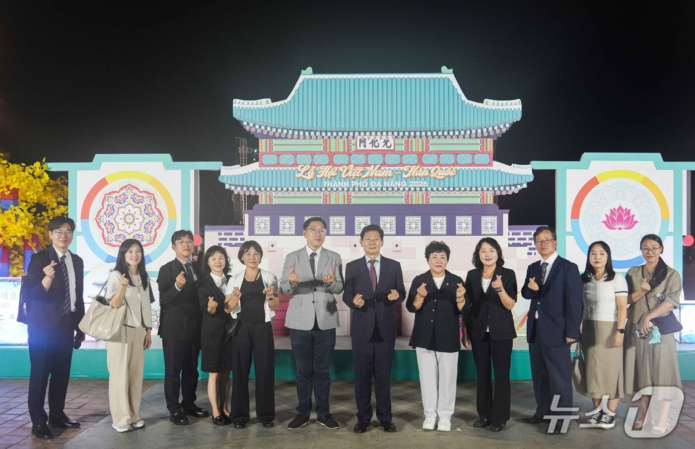본문 이미지 - 7일 베트남 다낭시 동해공원에서 열린 한국-베트남 페스티벌에 참석한 이상일 시장(오른쪽 여섯번째)과 장정순 시의회 의장(오른쪽 다섯번째), 신나연 시의회 자치행정위원장(오른쪽 네번째), 강영웅 시의원(왼쪽 여섯번째)이 기념사진을 찍고 있다.(용인시 제공)