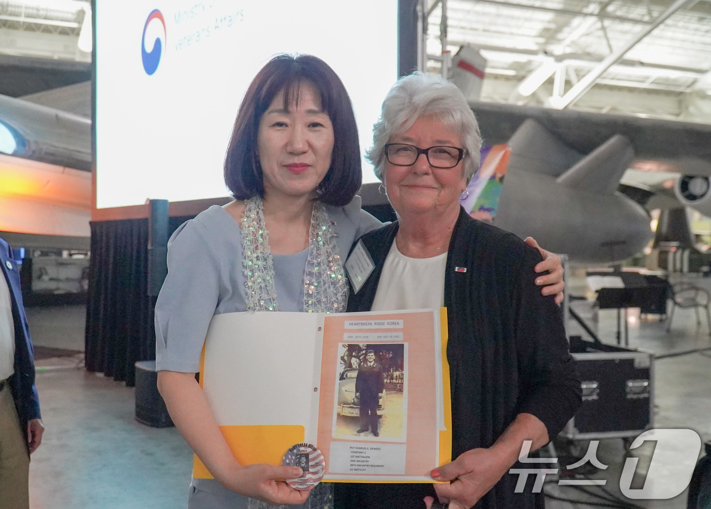(서울=뉴스1) 박지혜 기자 = 강윤진 국가보훈부 차관이 7일(현지시간) 미국 오마하 전략공군사령부 항공우주박물관에서 열린 한국전쟁·냉전 전쟁포로 및 실종자 가족 초청 만찬에서 전 …