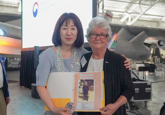 강윤진 차관, 한국전쟁 전쟁포로·실종자 가족과 인사