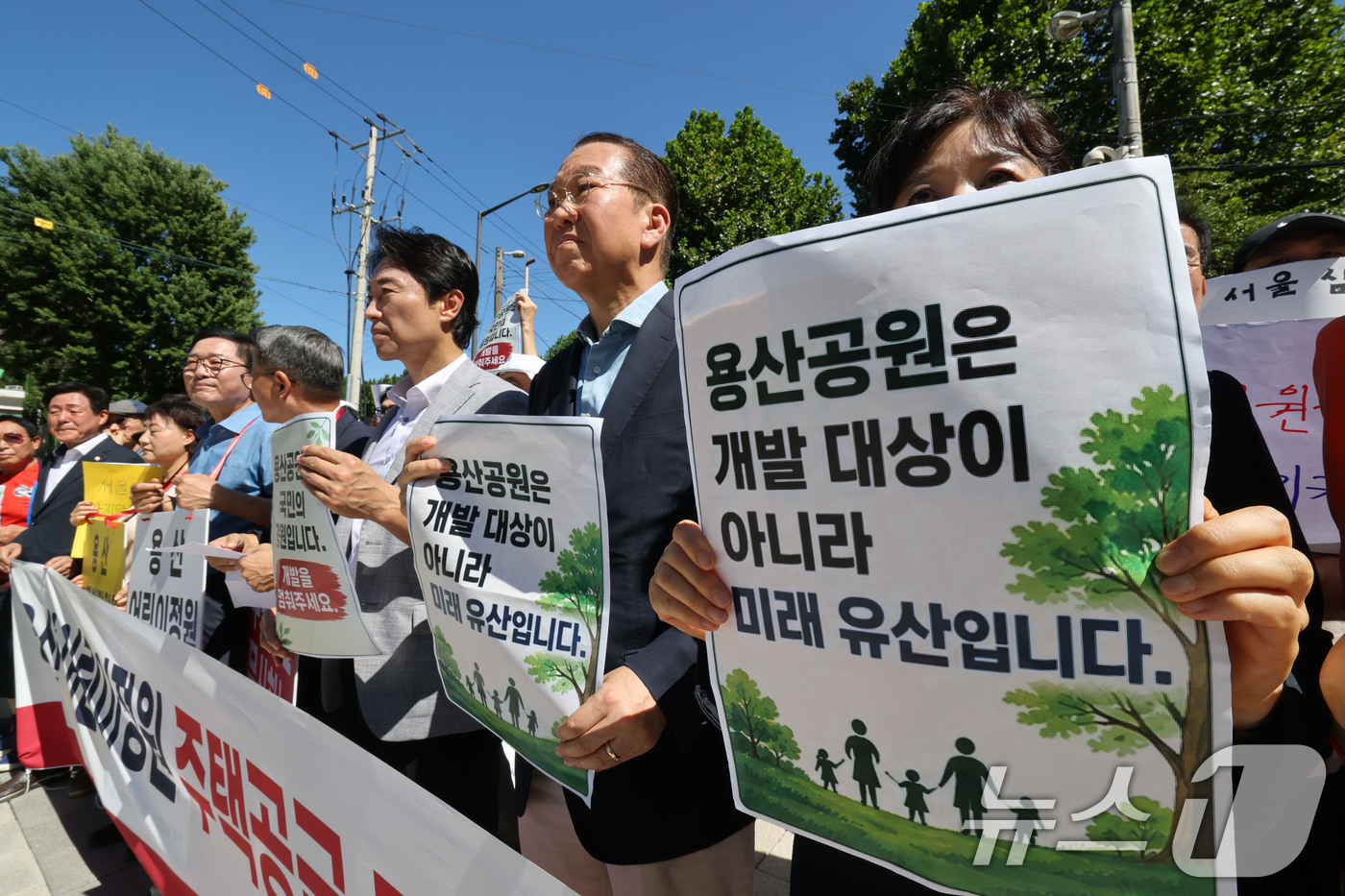 (서울=뉴스1) 이광호 기자 = 정부가 서울 용산구 용산어린이정원 부지에 주택을 공급하는 방안을 검토하는 것으로 알려진 8일 오후 용산구 주민들과 권영세 국민의힘 의원 및 구의원들 …