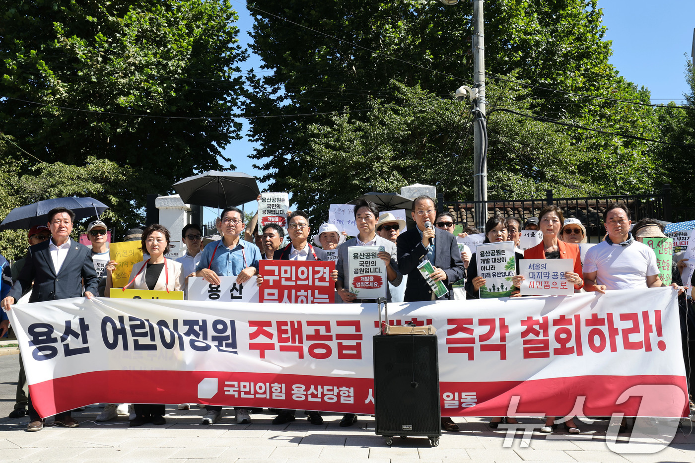 (서울=뉴스1) 이광호 기자 = 정부가 서울 용산구 용산어린이정원 부지에 주택을 공급하는 방안을 검토하는 것으로 알려진 8일 오후 용산구 주민들과 권영세 국민의힘 의원 및 구의원들 …