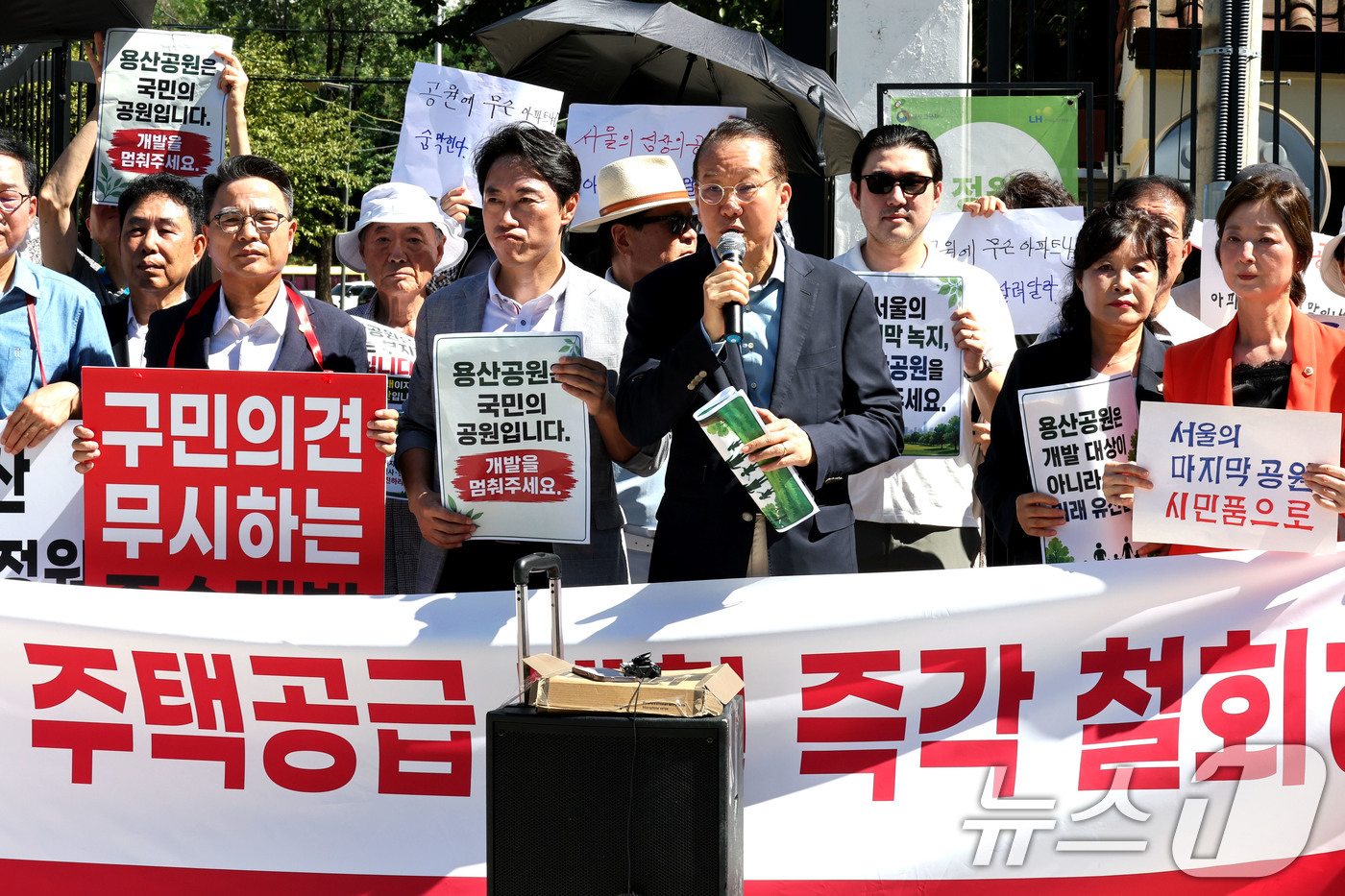(서울=뉴스1) 이광호 기자 = 정부가 서울 용산구 용산어린이정원 부지에 주택을 공급하는 방안을 검토하는 것으로 알려진 8일 오후 권영세 국민의힘 의원이 주민들과 함께 서울 용산 …