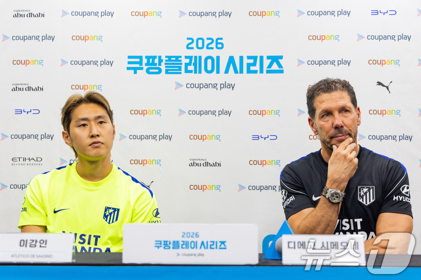 (서울=뉴스1) 박지혜 기자 = 디에고 시메오네 아틀레티코 마드리드(AT마드리드) 감독과 이강인이 8일 서울 양천구 목동종합운동장에서 2026 쿠팡플레이 시리즈 맨체스터 시티와의 …