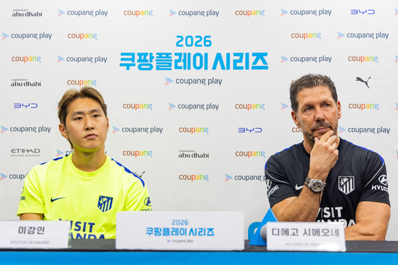 기자회견 하는 이강인과 시메오네 AT마드리드 감독