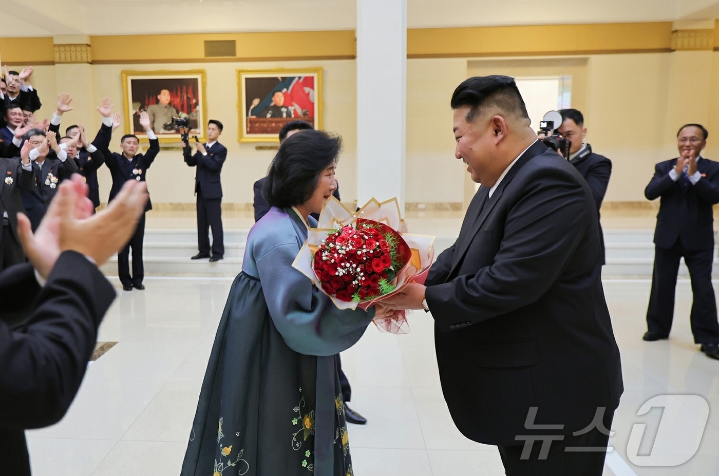 (평양 노동신문=뉴스1) = 북한 노동당 기관지 노동신문은 9일 김정은 총비서가 지난 8일 창립 80주년을 맞은 국립교향악단을 방문했다고 보도했다. 사진은 김일성상을 수여받은 지 …
