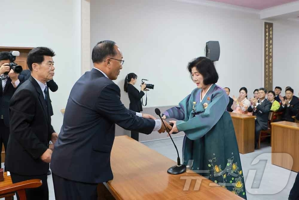 (평양 노동신문=뉴스1) = 북한 노동당 기관지 노동신문은 9일 국립교향악단 창립 80주년을 맞아 지난 8일 공로가 있는 창작가와 예술인들에게 국가표창을 수여하는 행사가 진행됐다고 …