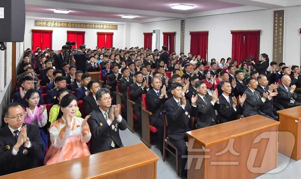 (평양 노동신문=뉴스1) = 북한 노동당 기관지 노동신문은 9일 국립교향악단 창립 80주년을 맞아 지난 8일 공로가 있는 창작가와 예술인들을 대상으로 국가표창 수여식이 진행됐다고 …