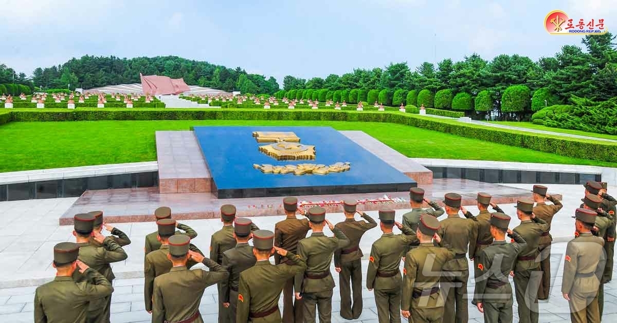 (평양 노동신문=뉴스1) = 북한 노동당 기관지 노동신문은 9일 "항일혁명선열들의 백절불굴의 혁명정신을 굳건히 이어나갈 철석의 의지를 가다듬고 있다"며 대성산혁명열사릉을 조명했다. …