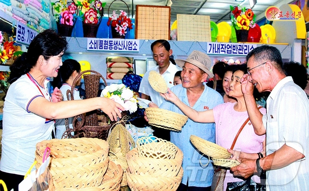(평양 노동신문=뉴스1) = 북한 노동당 기관지 노동신문은 9일 '전국8월3일인민소비품전시회-2026'이 연일 많은 참관객으로 붐비고 있다며 "8월3일인민소비품의 가지수도 부쩍 늘 …